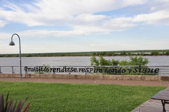 Frase de autoajuda, as margens do rio Paraná, em Rosário, na Argentina